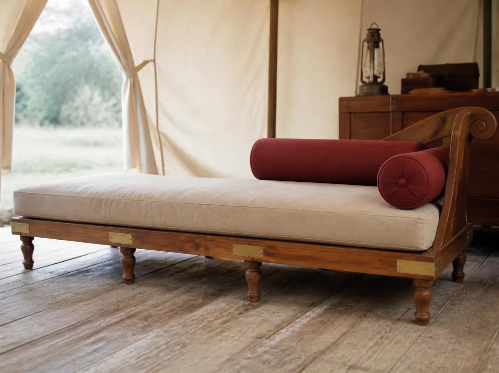 Mandawa chaise longue in solid teak with brass fittings